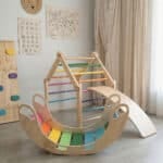 Triangulo Pikler Evolutivo 2.0+ Balancín Waldorf XL 2.0+ Tabla Curva de madera artesanal Montessori – Circuito – Aserrín Perú