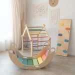 Triangulo Pikler Evolutivo 2.0+ Balancin XL 2.0 de madera artesanal Montessori – Circuito – Aserrín Perú