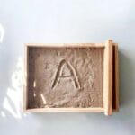 Bandeja de arena Montessori para escritura y exploración sensorial