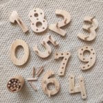 Números Plantados de madera artesanal Montessori – Lenguaje y Matemática – Aserrín Perú