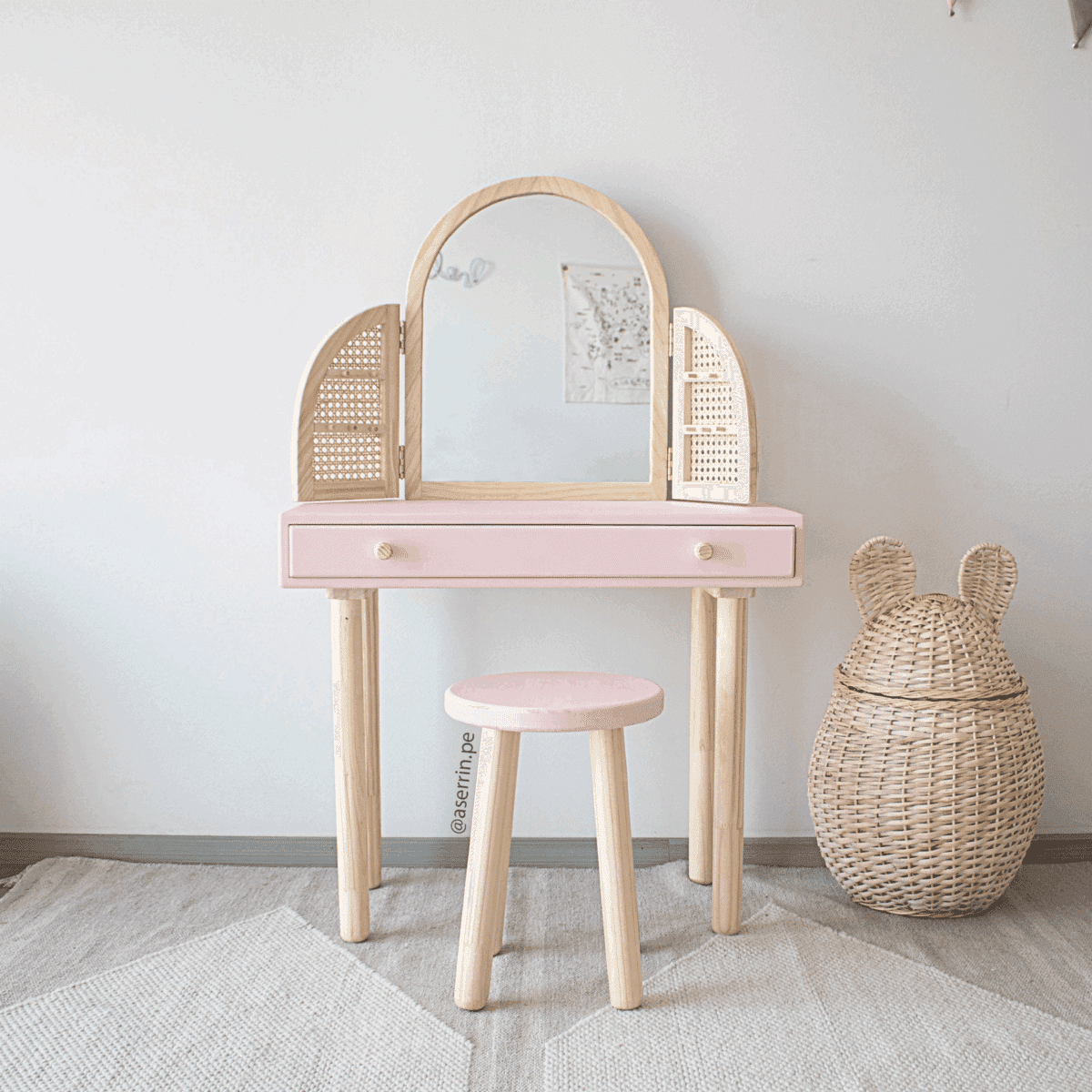 Tocador de madera artesanal Montessori – Juego de Roles – Aserrín Perú