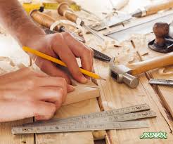 mano de carpintero sosteniendo lapiz