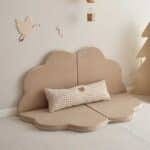 Sofá nube beige para cuarto infantil Montessori con decoración natural