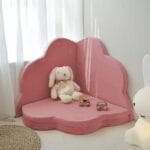 Sofá nube rosado para rincón de lectura o juego en habitación Montessori infantil