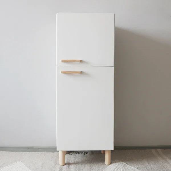 Refrigeradora Montessori de madera blanca para niños con puertas funcionales y diseño minimalista