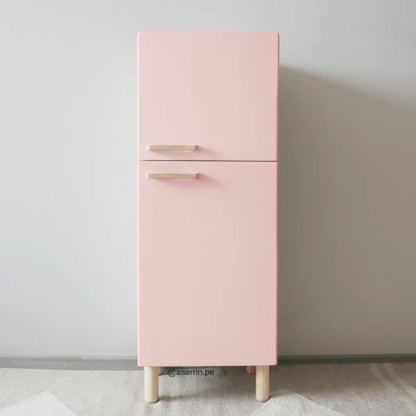 Refrigeradora Montessori de madera rosada para niños con puertas funcionales y diseño minimalista