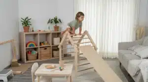 niño explorando y trepando en triángulo pikler en ambiente preparado montessori desarrollando movimiento y autonomía