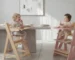 Niños usando las sillas altas evolutivas Montessori Haru y Emi de madera durante una comida familiar.